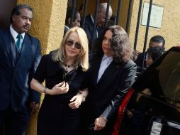 La presidenta del Consejo Nacional para la Cultura y las Artes, Consuelo Sáizar, con la viuda de Carlos Fuentes, Silvia Lemus. REUTERS  /