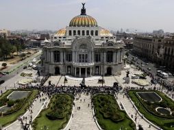 Una multitud de lectores, amigos y diversas personalidades acuden al Palacio de Bellas Artes para despedir a Carlos Fuentes. REUTERS  /