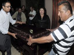 Familiares y amigos periodistas lloran en el velatorio del periodista hondureño Alfredo Villatoro. EFE  /