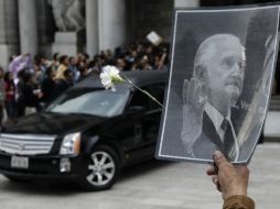 Cientos de admiradores se mantuvieron en Bellas Artes y le dejaron muestras de afecto y admiración. REUTERS  /