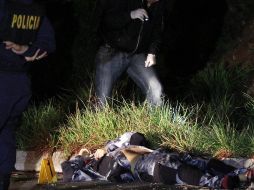 El periodista apareció vestido con un viejo uniforme del cuerpo élite de la Policía Nacional. AFP  /