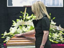 Silvia Lemus, viuda de Carlos Fuentes, en el homenaje de cuerpo presente ayer en Bellas Artes.AP  /