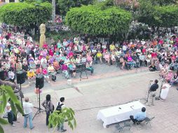 El titular de la Policía de Chapala se reunió con los habitantes de la población en un hecho inédito.  /