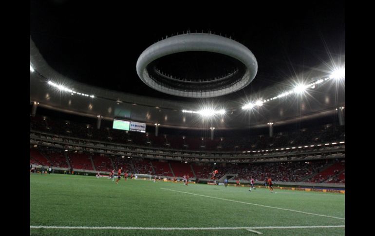 El temporal de lluvias podría entorpecer la tarea, por lo que no se descarta que el Chiverío inicie la campaña en el Estadio Jalisco.  /