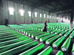 Una mujer musulmana camina entre ataúdes en Potocari en busca de sus familaires fallecidos en la masacre en la guerra de Bosnia.REUTERS  /