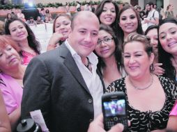Algunas simpatizantes aprovecharon para tomarse la foto del recuerdo con Enrique Alfaro.ESPECIAL  /