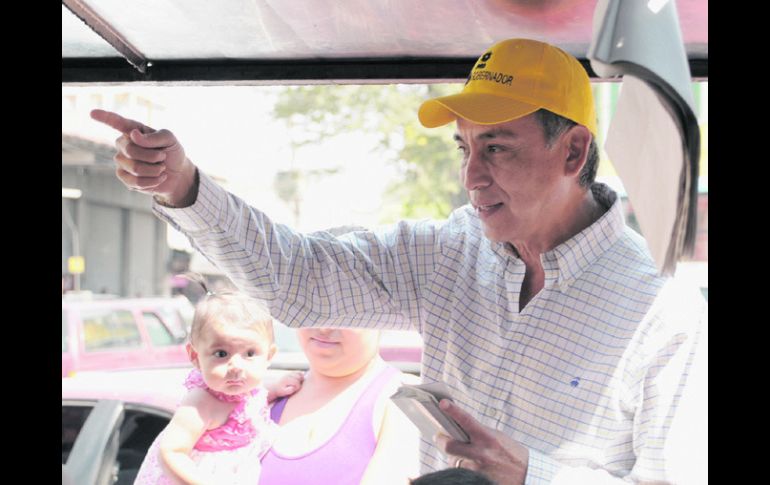 Fernando Garza realizó un recorrido en la colonia Las Juntas, en donde escuchó las demandas de vecinos.ESPECIAL  /