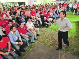 Aristóteles Sandoval también sostuvo un encuentro con jóvenes, en las instalaciones del Club de Industriales.ESPECIAL  /