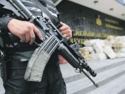 Un policía del Estado, durante la presentación de un cargamento de droga decomisada.  /