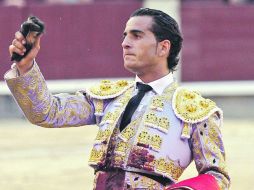 Iván Fandiño muestra al público la oreja que consiguió ayer; éste le respondió con aplausos por su labor. EFE  /