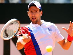 El serbio golpeó su raqueta tras perder el set inicial frente a un Mónaco que jugó en un gran nivel. EFE  /