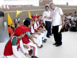 En su visita a Hemrosillo, el aspirante presidencial convivió con jóvenes deportistas. ESPECIAL  /