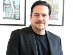 La mujer latina es tan alegre, tan llena de vida, de inspiración, afirma el diseñador. EFE  /