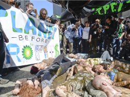 Ambientalistas forman parte de una protesta contra la OTAN en Chicago, Estados Unidos. EFE  /