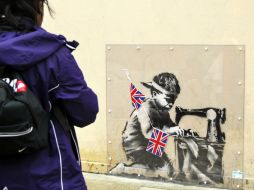 El enigmático grafitero británico Banksy sorprendió hoy con su última obra en el norte de Londres. EFE  /