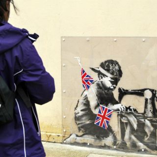 La última obra de Banksy ¿contra el jubileo y los juegos?