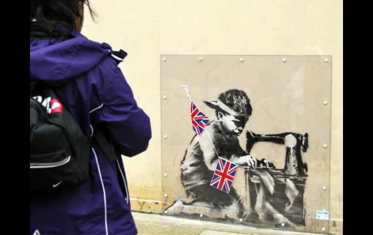 El enigmático grafitero británico Banksy sorprendió hoy con su última obra en el norte de Londres. EFE  /
