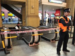 Un policía custodia una entrada a la estación del subterráneo de Buenos Aires. EFE  /