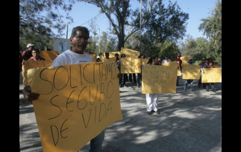 Las peticiones de los trabajadores es por un seguro de vida y un incremento salarial. ARCHIVO  /