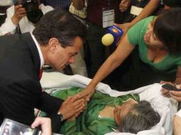 Peña Nieto saluda a Irene de León, una mujer cuadripléjica y maestra jubilada. EL UNIVERSAL  /