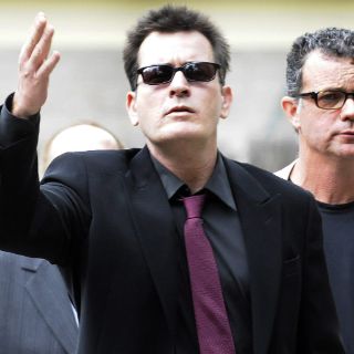 Causa Charlie Sheen polémica en comercial de serie que protagoniza