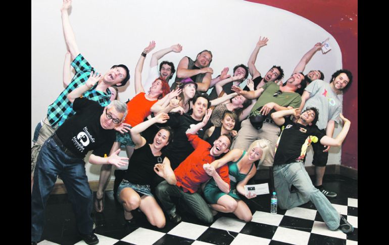 Varios de los artistas que animarán las plazas de la ciudad en los siguientes días se tomaron la foto del recuerdo.  /