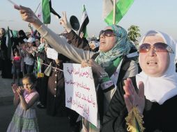 Mujeres sirias que residen en Jordania se manifiestan en contra del régimen de Bashar al Assad. EFE  /