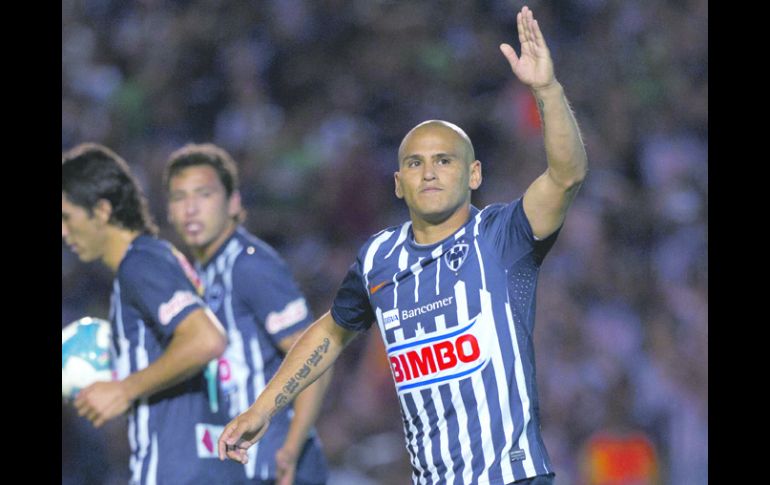 El chileno Humberto Suazo (derecha) festeja su anotación que le dio el empate a los Rayados de Víctor Vucetich. AP  /