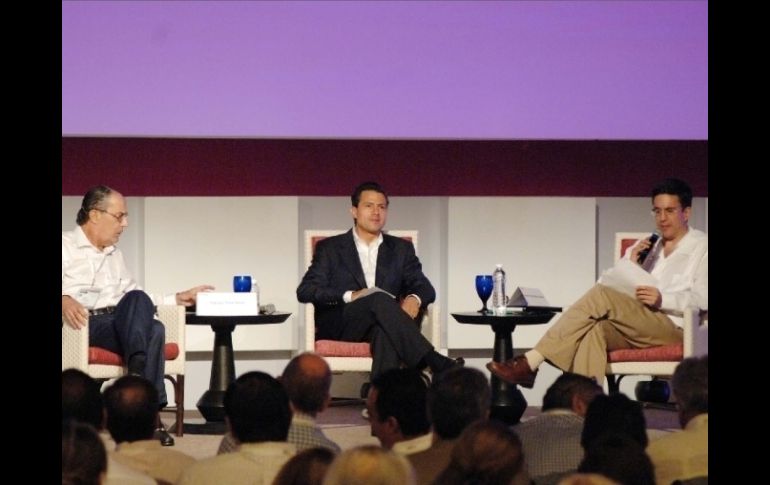 Enrique Peña (centro) participa como orador en el foro Propuestas para Enfrentar los Desafíos de la Nación. NOTIMEX  /