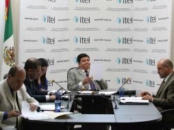 El presidente del Itei, Jorge Gutiérrez(C), da como posible opción, a los alumnos que han cursado diplomados en el Itei. ARCHIVO  /