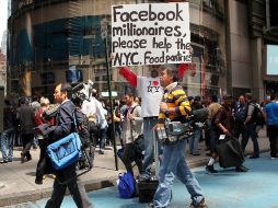 Un hombre exhorta a los millonarios de Facebook para ayudar al programa de entrega de despensas a necesitados en Nueva York. AFP  /