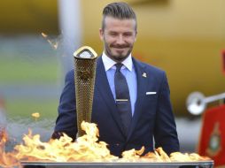 El futbolista británico, embajador de Londres 2012, enciende un calero en la base aérea de Culdrose, en Cornalles. REUTERS  /