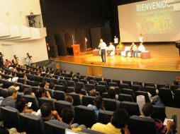 Fernando Garza sostuvo un diálogo con estudiantes del Centro Universitario de la Costa Sur. ESPECIAL  /