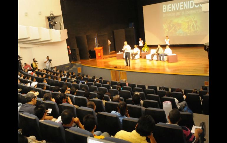 Fernando Garza sostuvo un diálogo con estudiantes del Centro Universitario de la Costa Sur. ESPECIAL  /