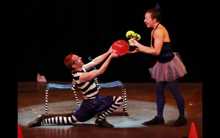 Algunos niños del público aprendieron de pantomima. En la imagen los artistas haciendo su rutina.  /