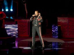 Pepe Aguilar congregó a ocho mil 500 espectadores en el Auditorio Telmex, en una velada marcada por el romance.  /