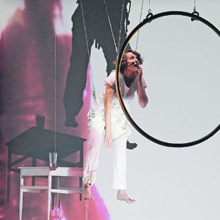 La historia de la mujer suspendida