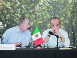 El Presidente Felipe Calderón (derecha) y El gobernador Emilio González durante la reunión.  /