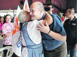 Enrique Alfaro recibe un abrazo de una simpatizante de la tercera edad durante su visita al municipio de Degollado. ESPECIAL  /