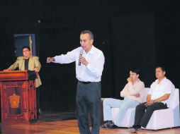 Fernando Garza compartió sus propuestas con al comunidad estudiantil del Centro Universitario de la Costa Sur. ESPECIAL  /