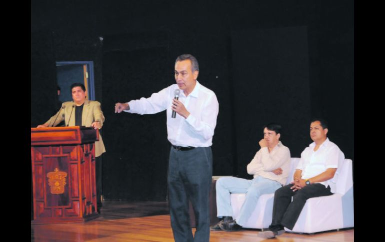 Fernando Garza compartió sus propuestas con al comunidad estudiantil del Centro Universitario de la Costa Sur. ESPECIAL  /
