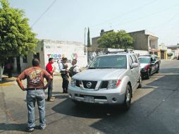 Policías custodian la camioneta robada en Talpita y recuperada en Lomas del Paradero.  /