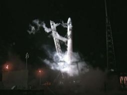 Imágen tomada de televión, muestra el cohete de SpaceX en la plataforma de lanzamiento tras abortan misión por problemas técnicos. AP  /