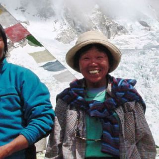 Japonesa de 73 años escala el Everest