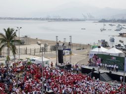Enrique Peña Nieto tuvo un encuentro con simpatizantes en el puerto de Manzanillo. ESPECIAL  /