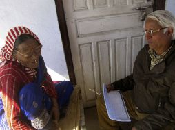 El profesor Madhav Prasad Pokharel, de la Universidad Tribhuvan, conversando con Gyani Maiya Sen, la última hablante 'kusunda'. EFE  /