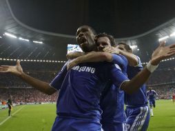 Didier Drogba (frente) se convirtió en el héroe del equipo inglés. REUTERS  /