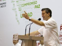 Peña Nieto con seguidores durante su gira por Colima. EL UNIVERSAL  /