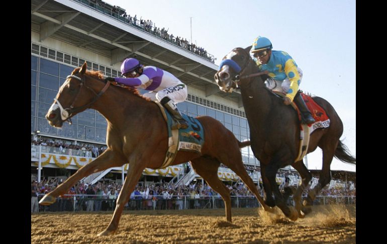 Imagen del final de la carrera donde I'll Have Another (izq.) vence a Bodemiester en la carrera. REUTERS  /