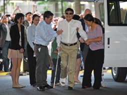 El activista Chen Guangcheng (C) y su familia llega a una villa univesritaria en Manhattan, New York. AFP  /